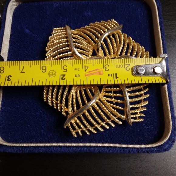 Large Pinwheel Brooch Gold Tone Metal Pin Collectible Fashion Art Deco Retro - Picture 3 of 3